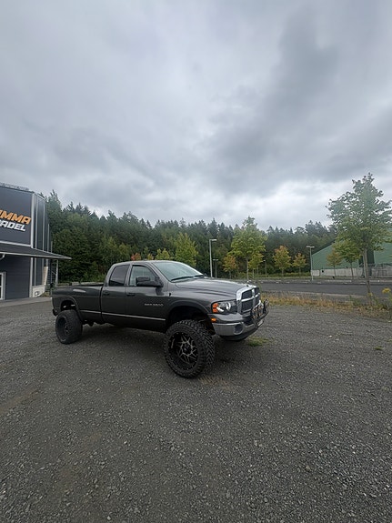 Dodge RAM 2500 2 of 4