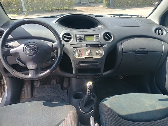 Toyota Yaris 9 of 14