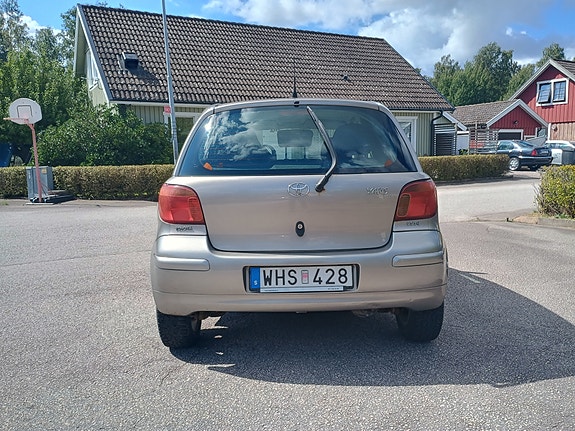 Toyota Yaris 2 of 14