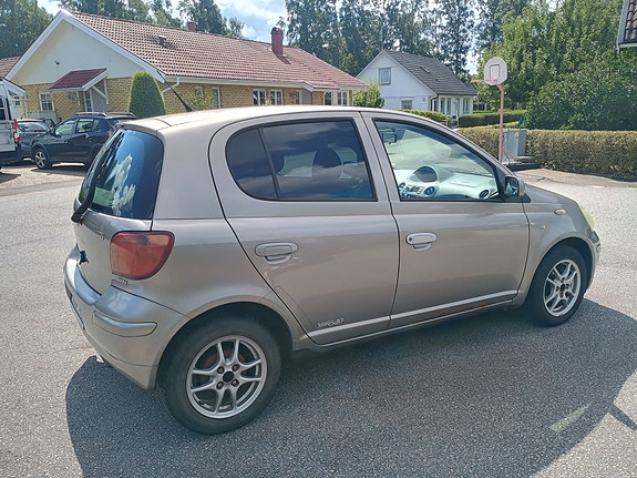 Toyota Yaris 3 of 14