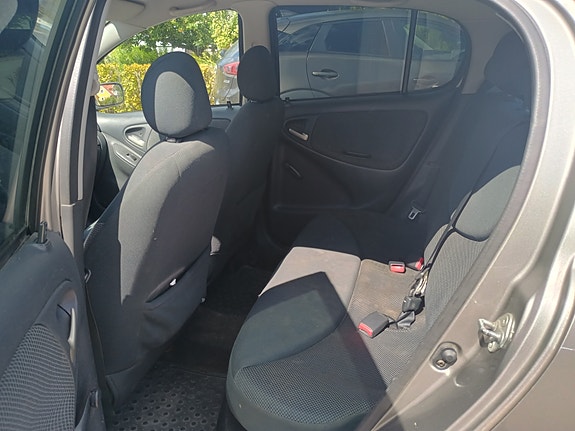 Toyota Yaris 5 of 14