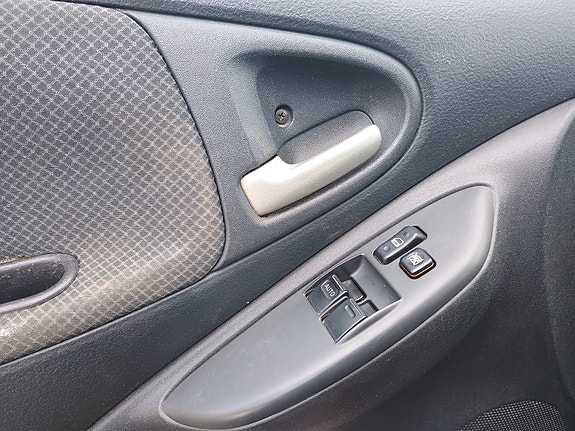 Toyota Yaris 11 of 14