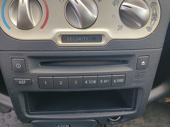 Toyota Yaris 12 of 14