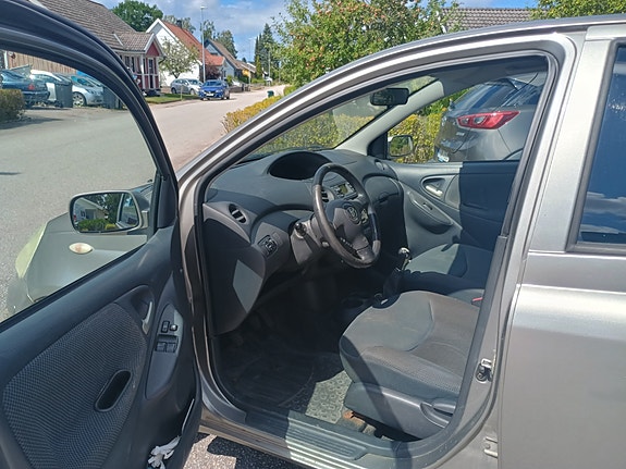 Toyota Yaris 4 of 14
