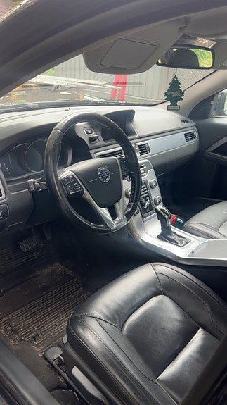 Volvo V70 3 of 4