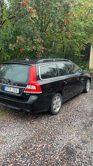 Volvo V70 2 of 4