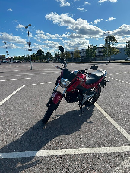 Honda CB125F 4 of 5