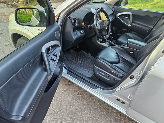 Toyota RAV4 6 of 10