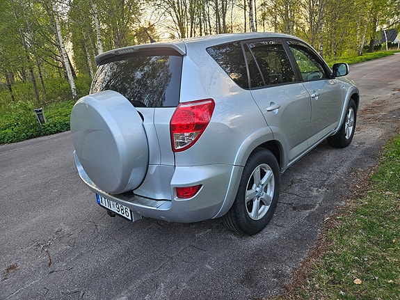 Toyota RAV4 3 of 10