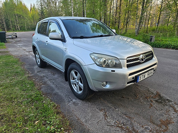 Toyota RAV4 4 of 10