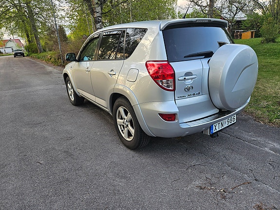 Toyota RAV4 2 of 10