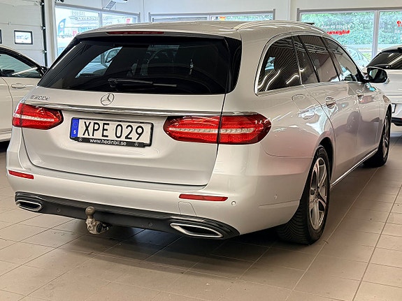 Mercedes-Benz E200 22 of 24