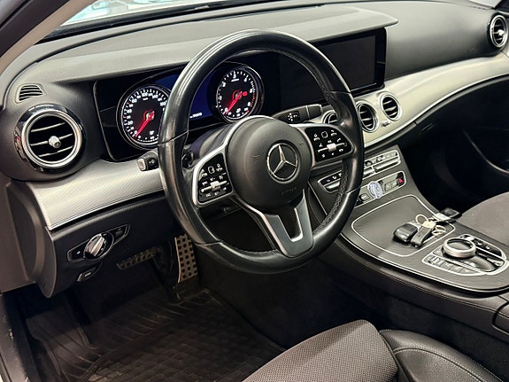 Mercedes-Benz E200 11 of 24