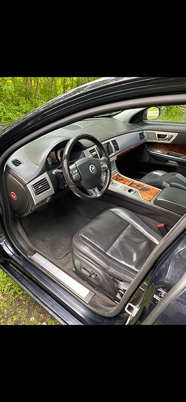 Jaguar XF 2 of 4