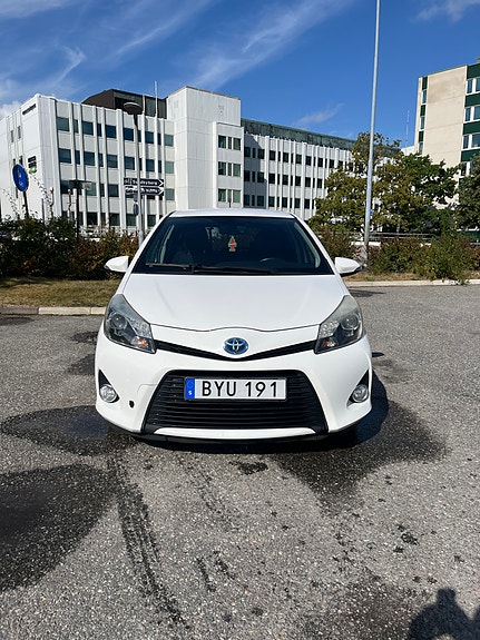 Toyota Yaris 2 of 6