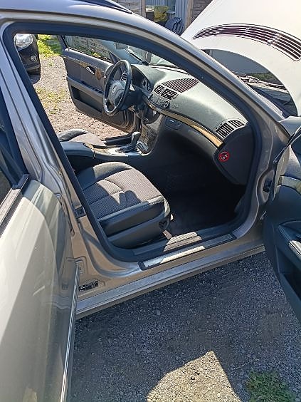 Mercedes-Benz E320 4 of 5