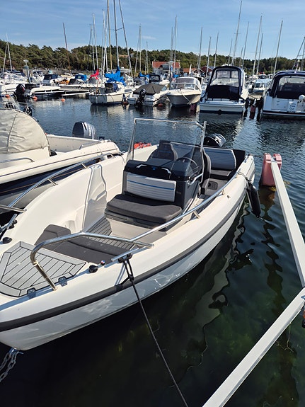 Bella 550R - Mercury F115 16 of 17