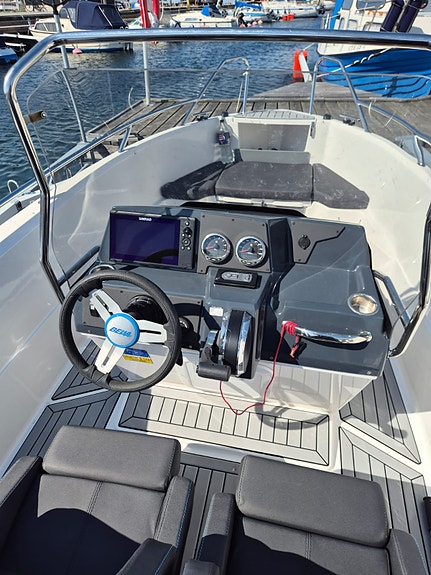 Bella 550R - Mercury F115 9 of 17
