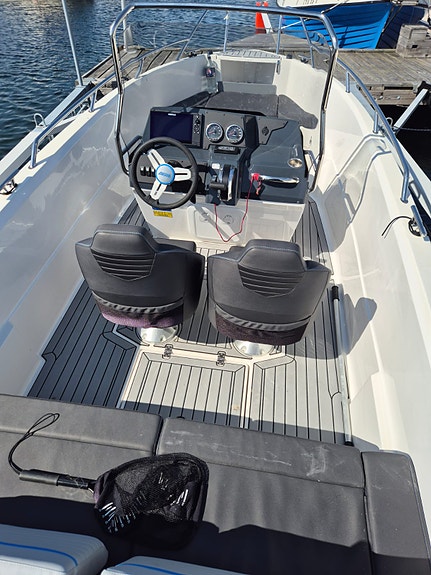 Bella 550R - Mercury F115 10 of 17