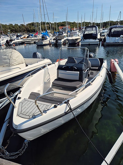 Bella 550R - Mercury F115 2 of 17