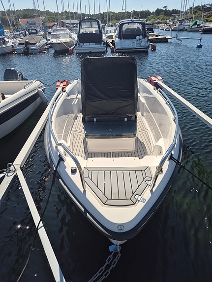 Bella 550R - Mercury F115 5 of 17