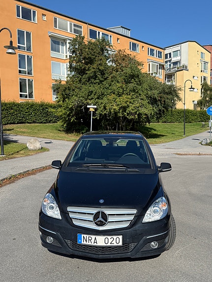 Mercedes-Benz B170 2 of 12