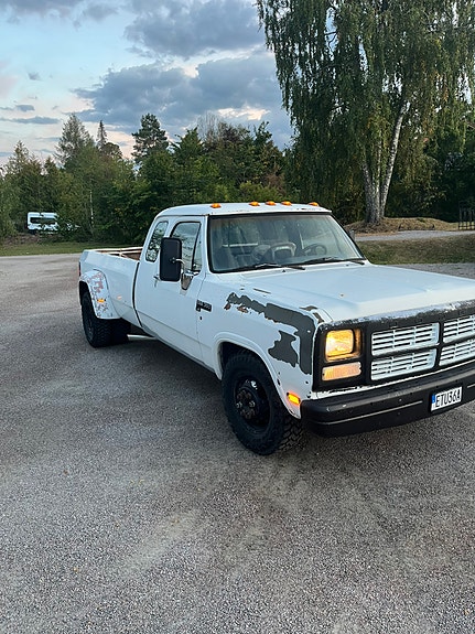 Dodge RAM 350 2 of 7