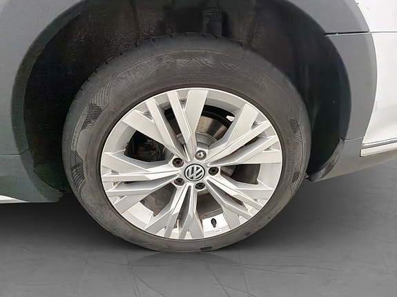 Volkswagen Passat Alltrack 11 of 29