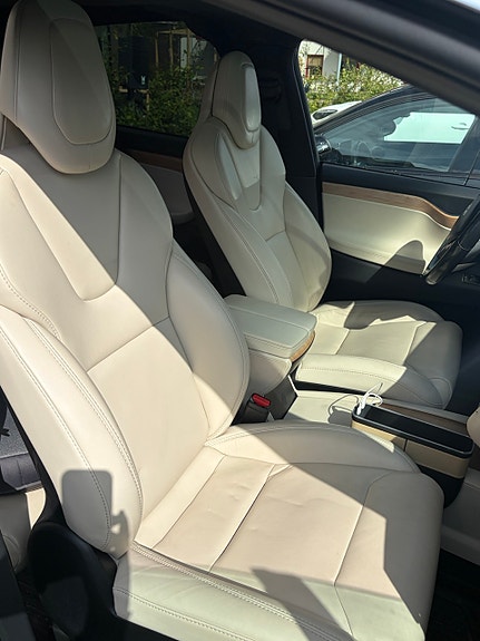 Tesla Model X 17 of 20