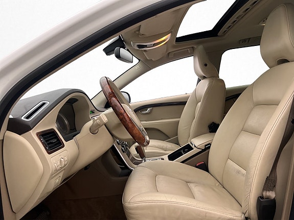 Volvo V70 12 of 30