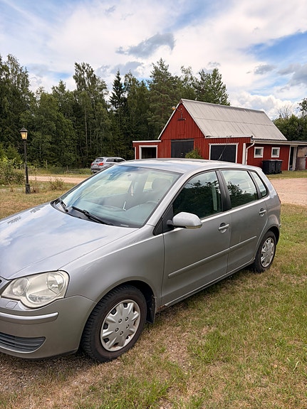 Volkswagen Polo 2 of 8