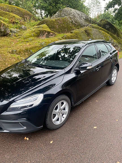 Volvo V40 Cross Country 2 of 9