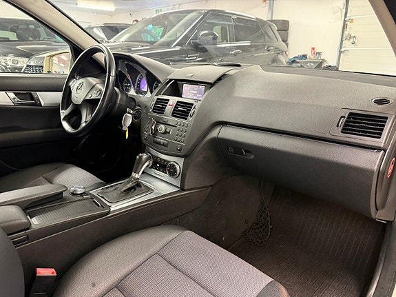 Mercedes-Benz C180 21 of 25