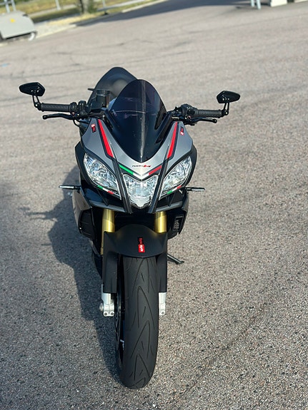 Aprilia Tuono V4 R 2 of 8