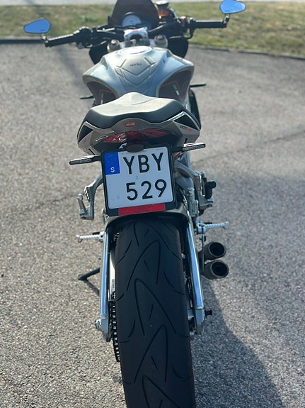 Aprilia Tuono V4 R 7 of 8