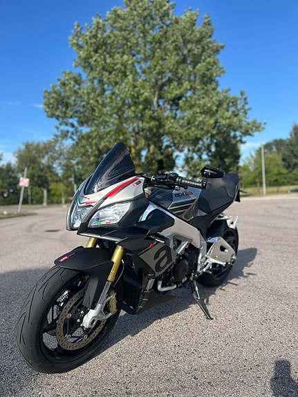 Aprilia Tuono V4 R 4 of 8