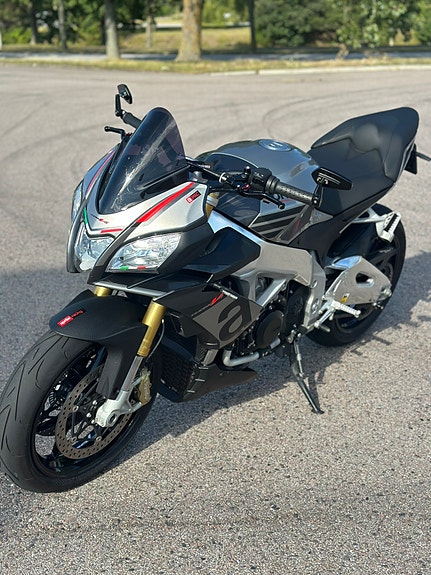 Aprilia Tuono V4 R 3 of 8