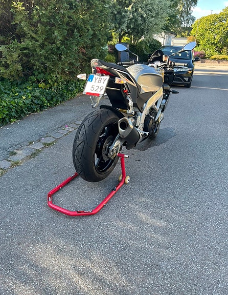 Aprilia Tuono V4 R 8 of 8