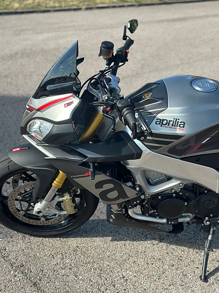 Aprilia Tuono V4 R 6 of 8