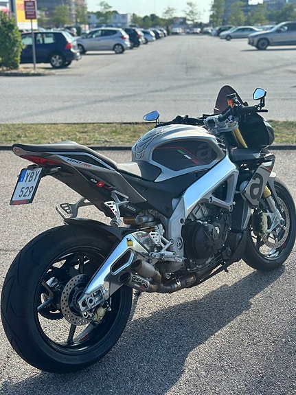 Aprilia Tuono V4 R 5 of 8