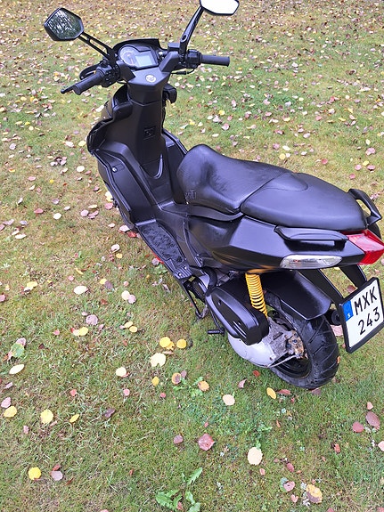 Aprilia Sr50 r 4 of 6