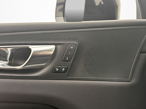 Volvo XC60 12 of 30