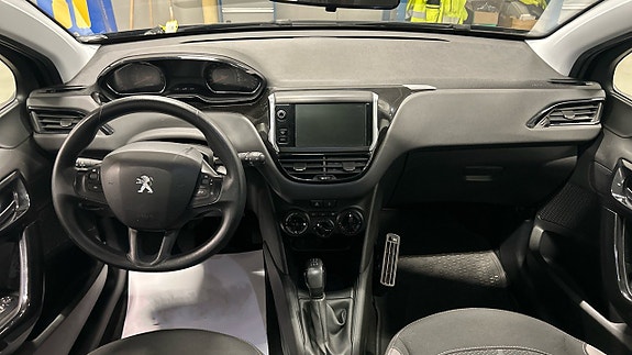 Peugeot 208 5 of 15