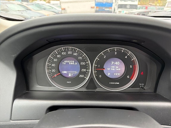 Volvo XC60 10 of 23