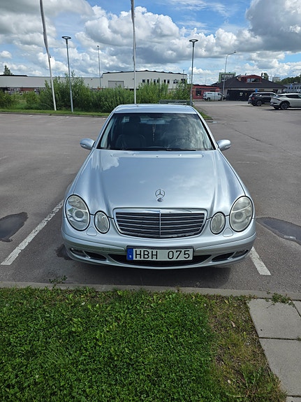 Mercedes-Benz E200 3 of 4
