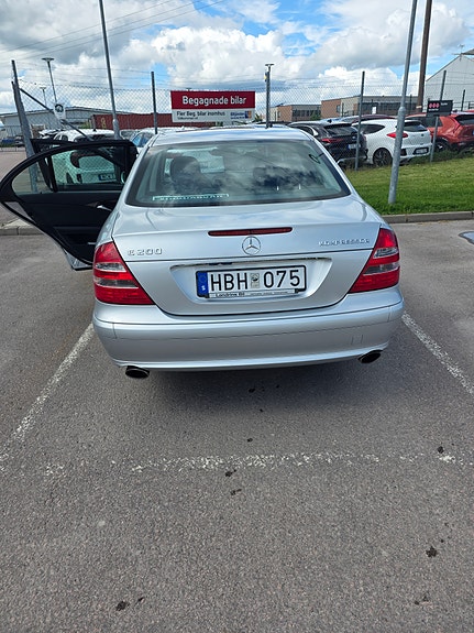 Mercedes-Benz E200 2 of 4