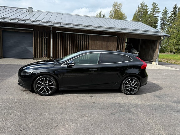 Volvo V40 2 of 12