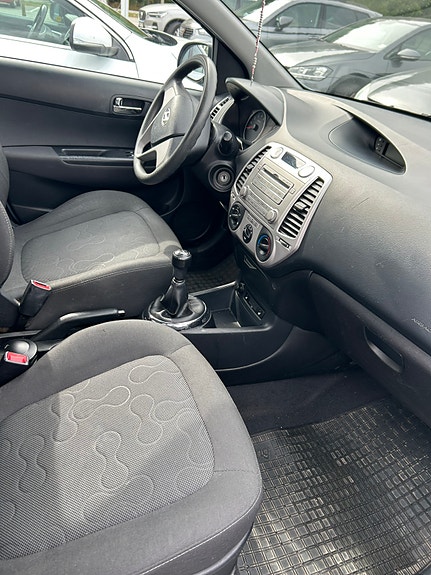 Hyundai i20 2 of 9