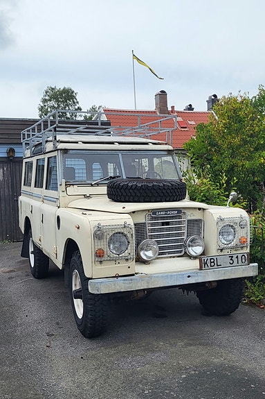 Land Rover 109 2 of 16