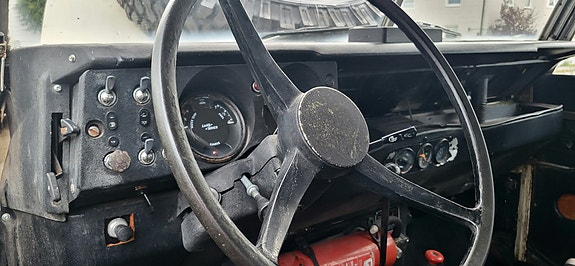 Land Rover 109 13 of 16